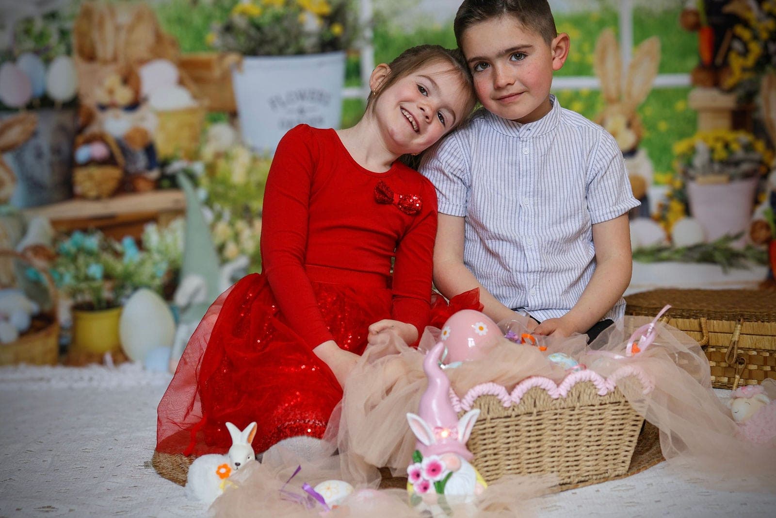 Complices au milieu des lapins et des œufs de Pâques.