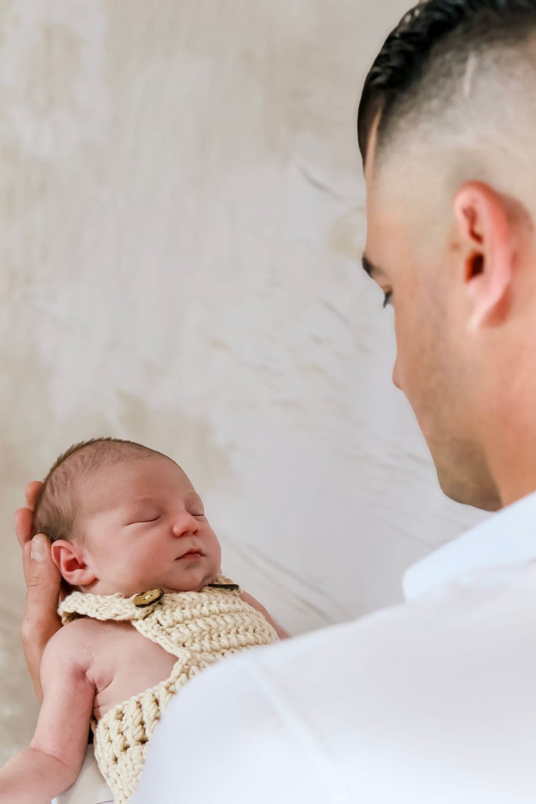 Un ourson veille sur bébé endormi dans son panier.