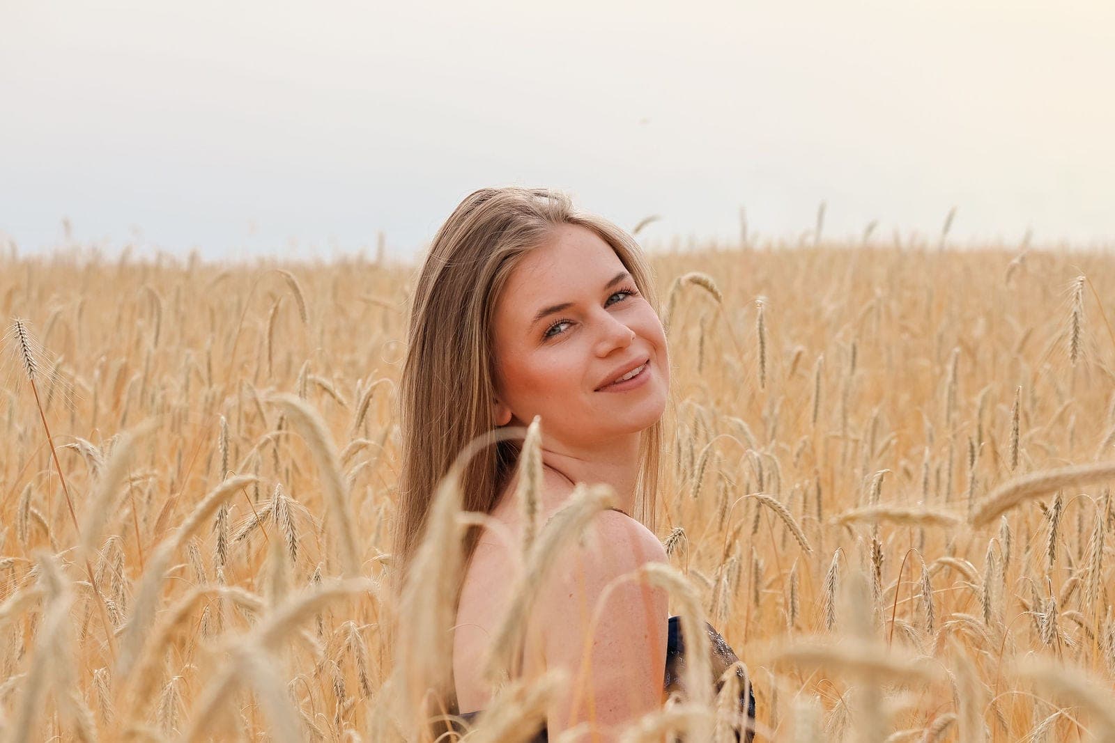 Sourire aux épis, dans la chaleur de l’été.