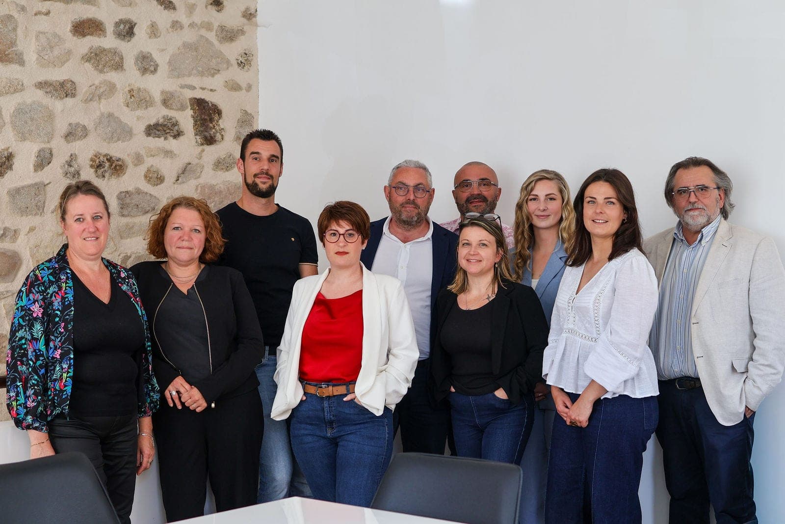 La photo d’équipe au complet, à l’intérieur de l’agence.