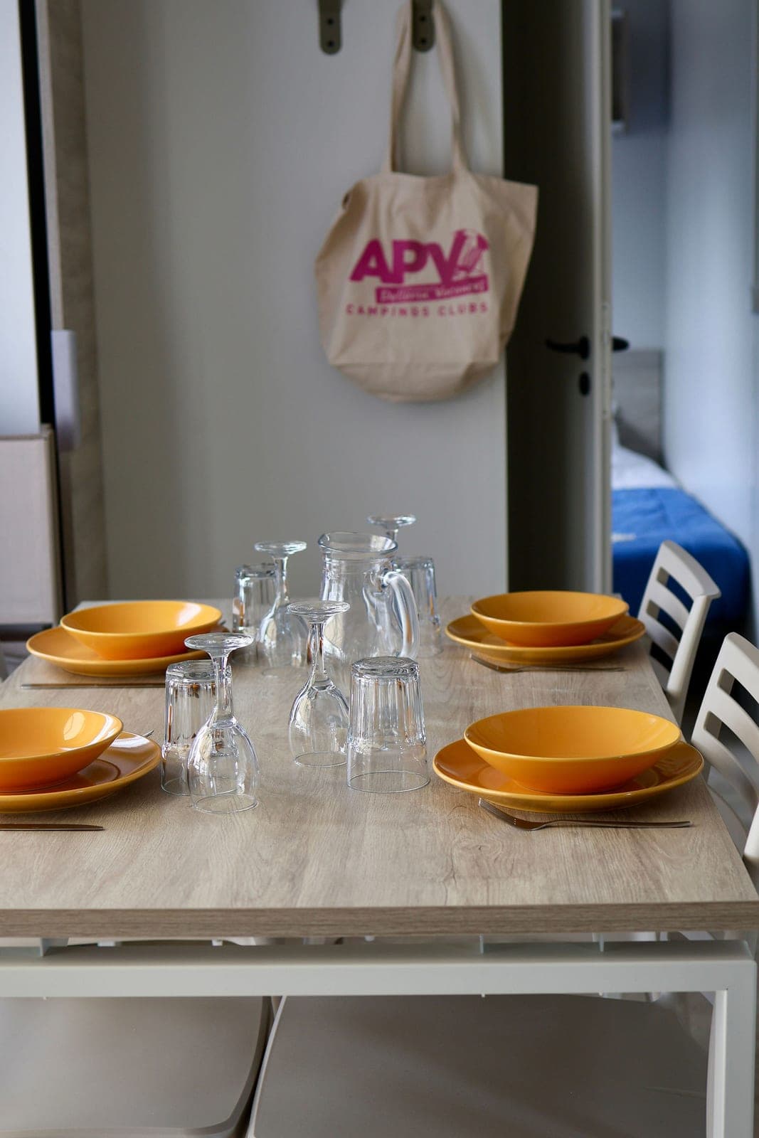 Une table dressée dans un hébergement, prête à accueillir.