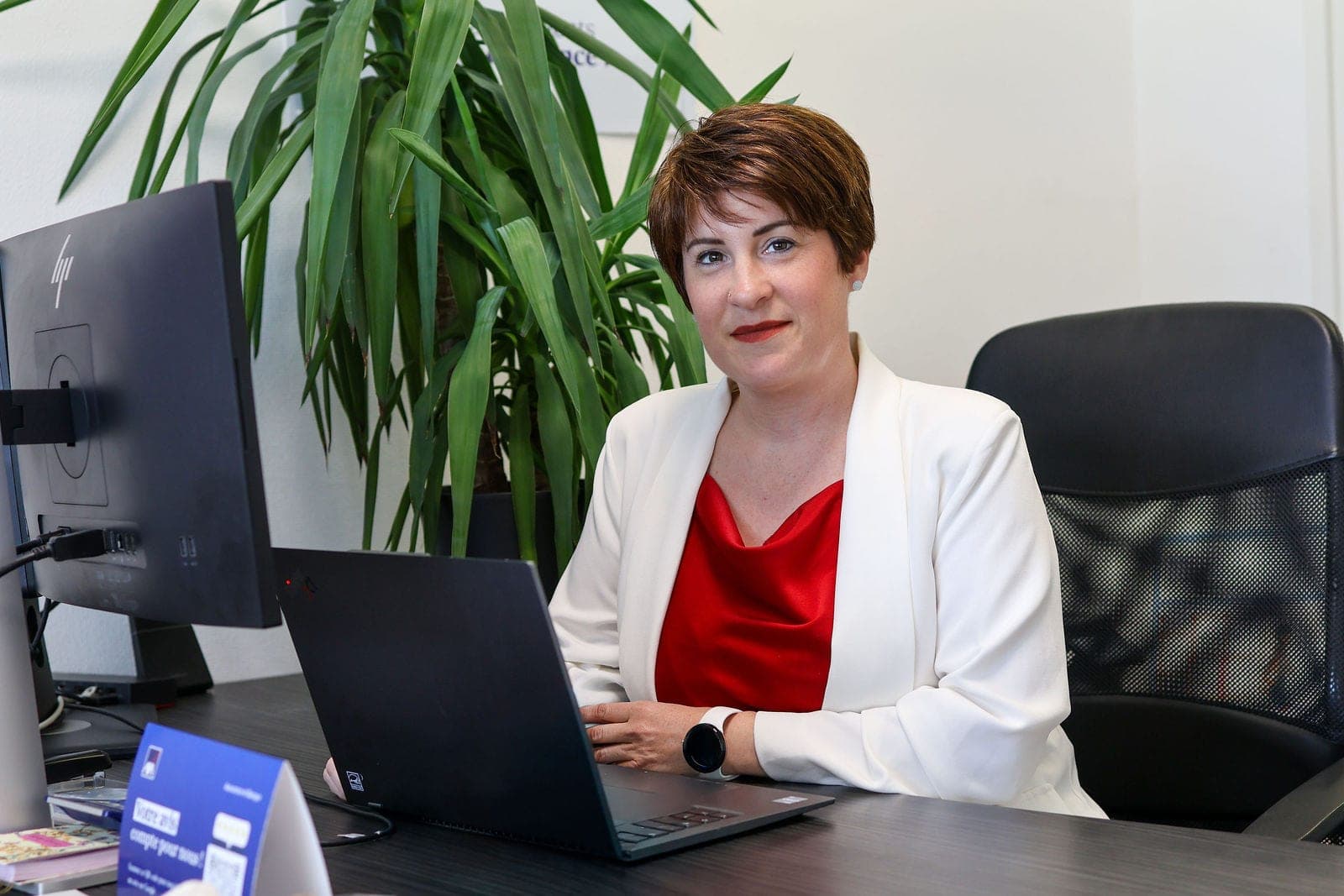 Une responsable derrière son bureau, dans son agence.