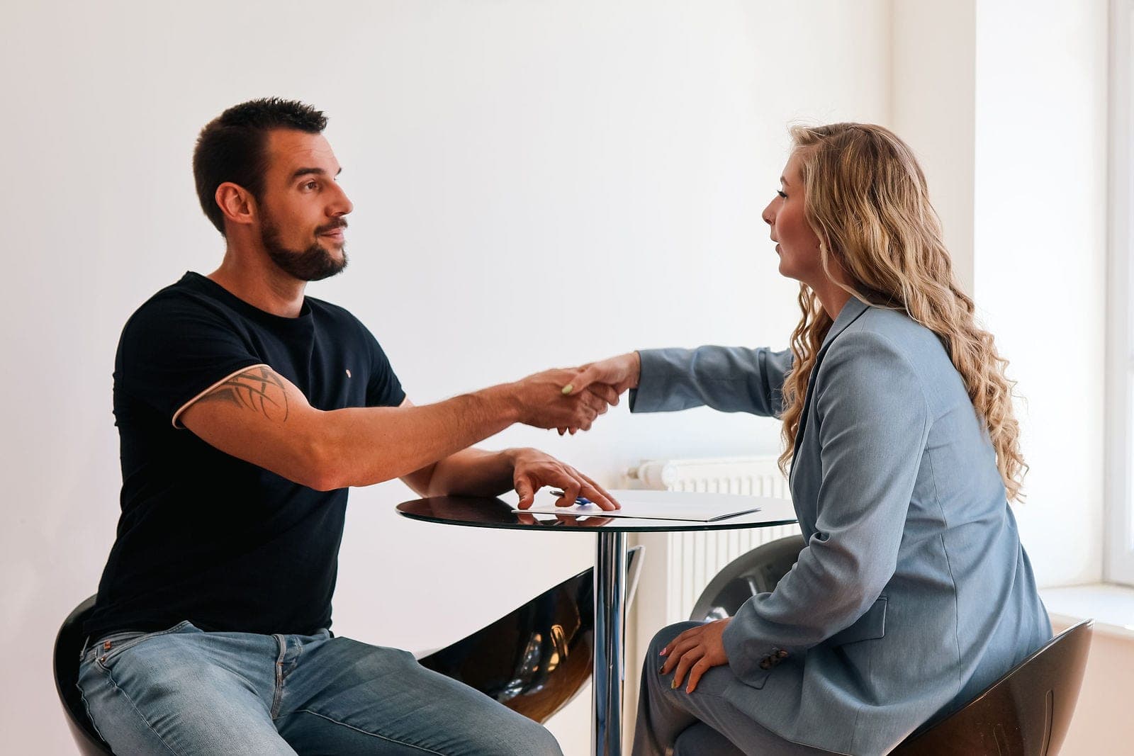 La poignée de main d’un rendez-vous client, autour de la table.