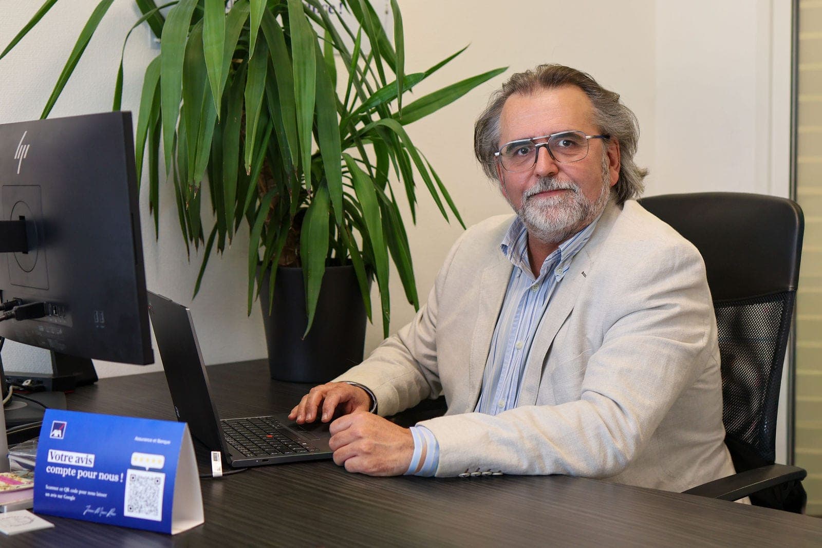 Un dirigeant à son bureau, à l’écran de son ordinateur.