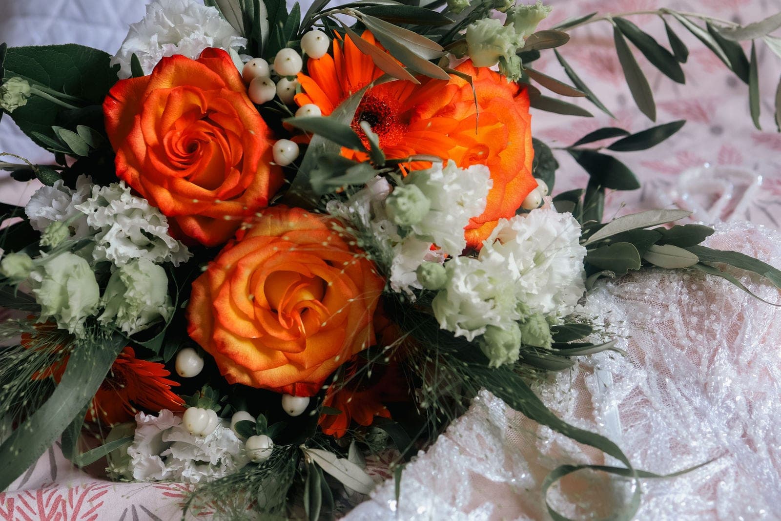 Le bouquet de la mariée, roses orange et blanches.