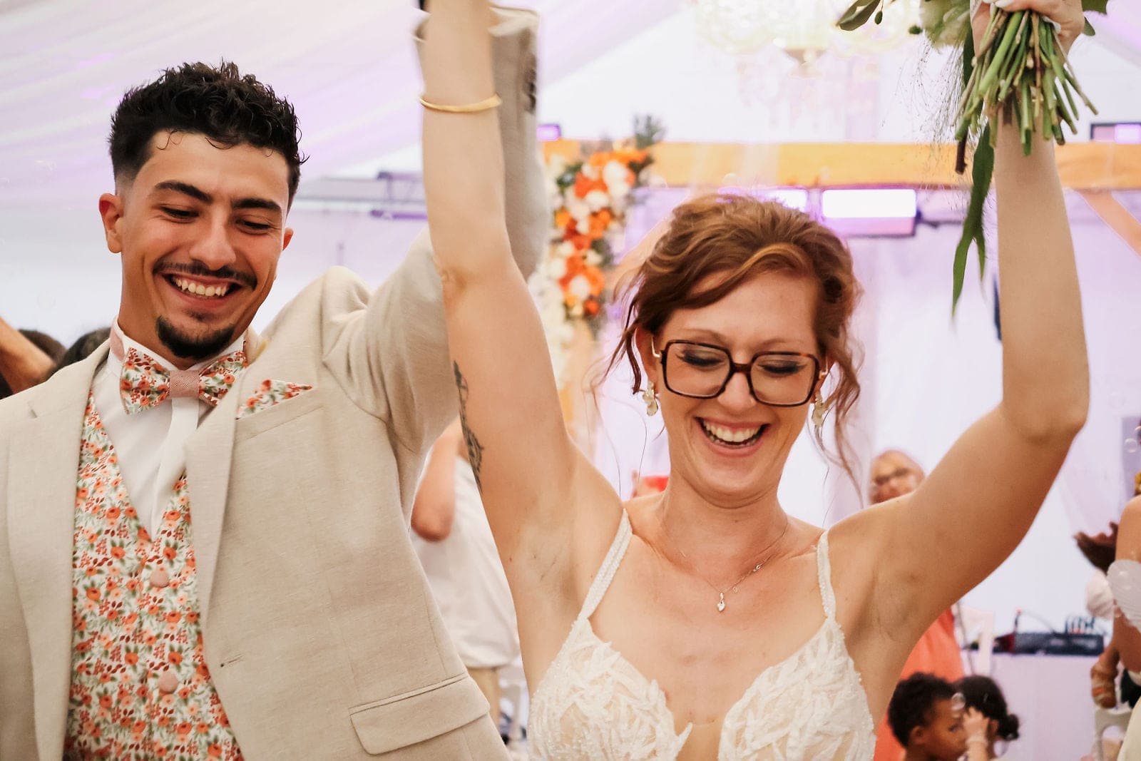 Bras levés et grands sourires au milieu de la fête.