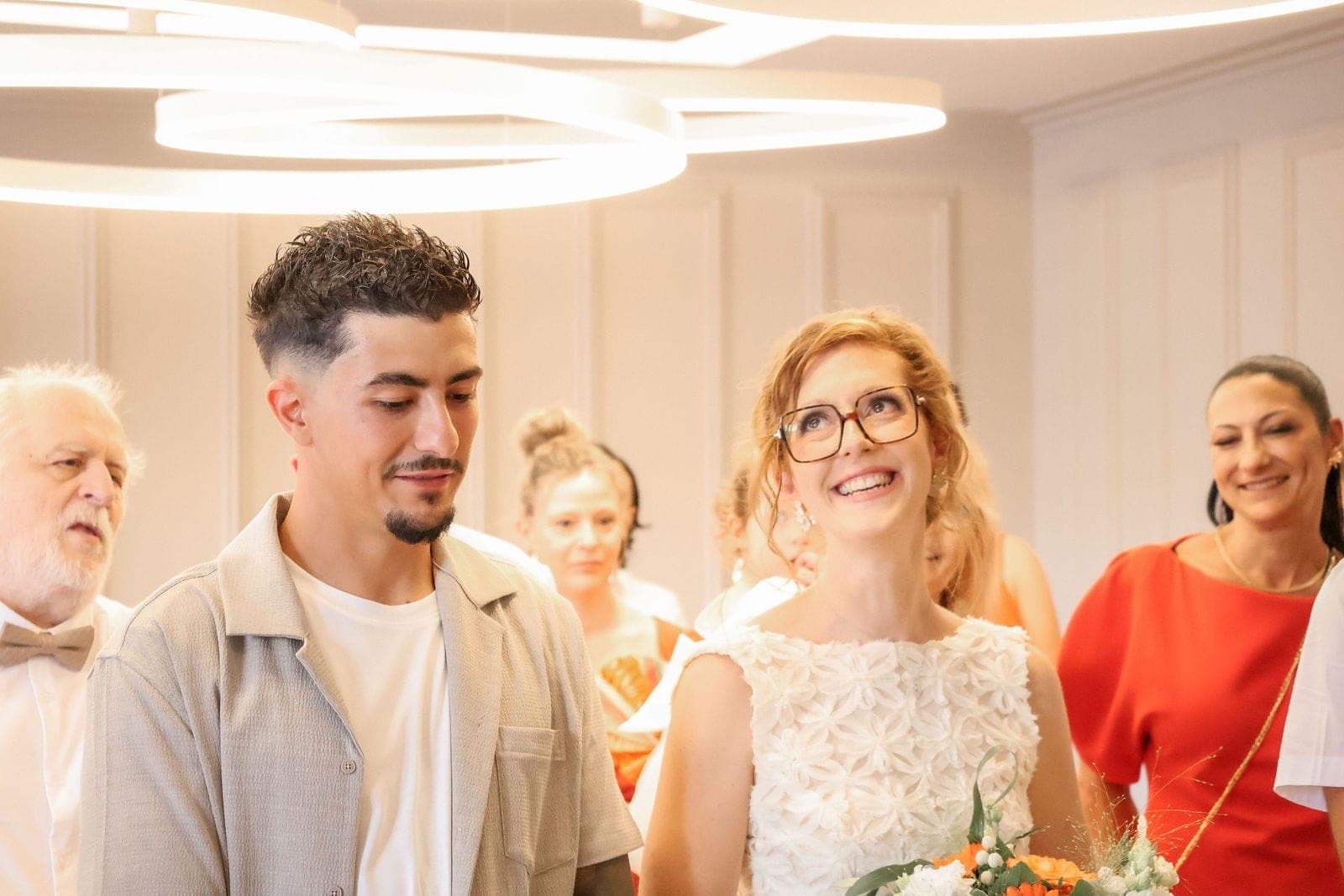 Un mariage civil à la mairie, les mariés entourés de leur famille.