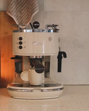 Une machine à café mise en scène sur un plan de travail.