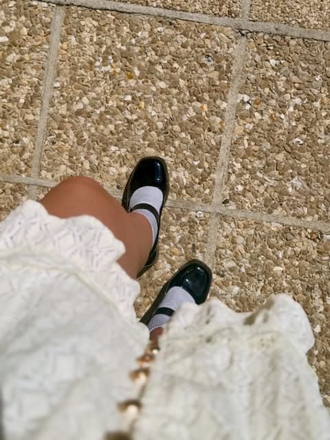Une paire de chaussures portée, photographiée en contre-plongée.