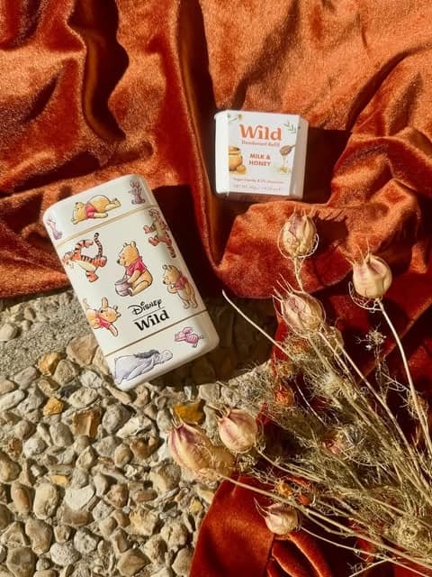 Un produit posé sur un tissu terracotta, entouré de fleurs séchées.
